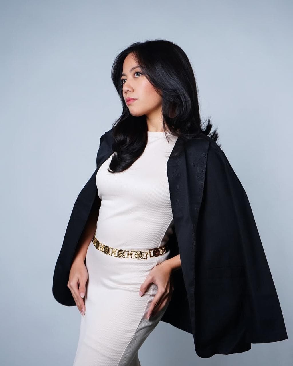 Model TMA editorial fashion dengan gaun putih dan blazer hitam