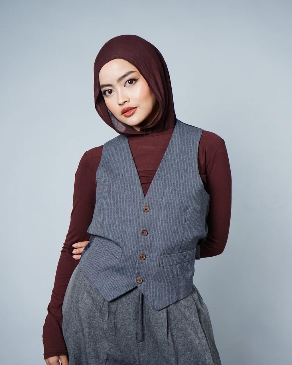 Model hijab fashion editorial Tiffanny Models Academy dengan outfit maroon