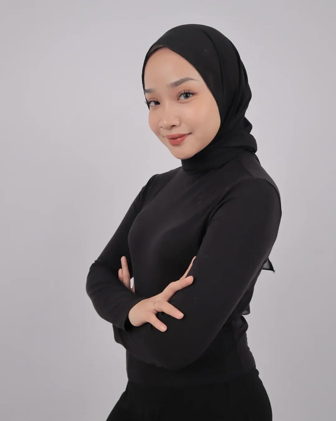 Portrait model hijab profesional Tiffanny Models Academy dengan outfit hitam elegan