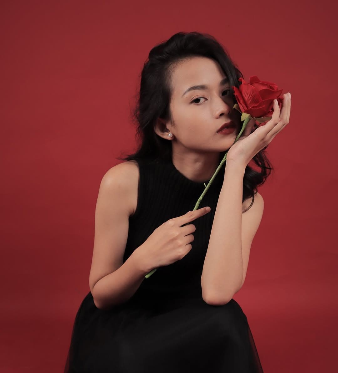 Model TMA portrait elegan dengan bunga mawar untuk editorial fashion