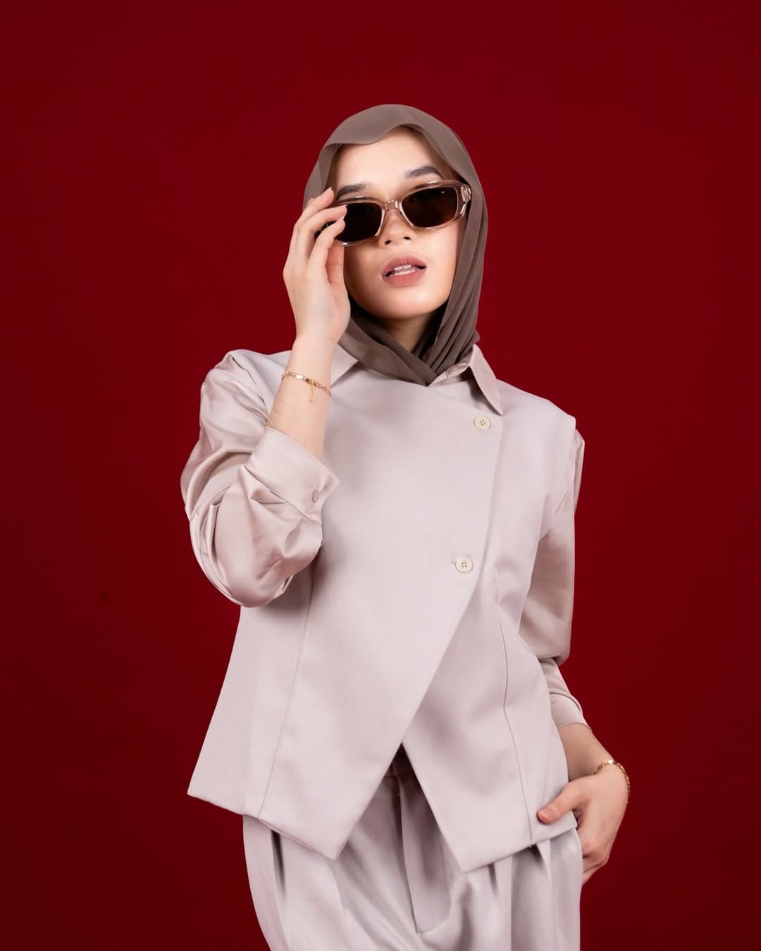 Model TMA berpose dengan sunglasses untuk fashion editorial